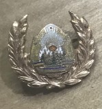 AMS2 Insignă vintage de colecție cu stema Republicii Socialiste Rom&acirc;nia (RSR), &icirc;ncadrată de cună de lauri metalică argintie, emailată