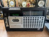 radiocasetofon portabil VEF-Sigma 260 , fabricat &icirc;n Uniunea Sovietică (URSS) de uzina VEF (Valsts Elektrotehniskā Fabrika) din Riga, anii '70&ndash;'80.