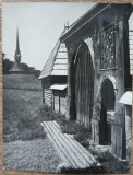 Poarta si bsierica din lemn, Maramures// fotografie de presa, Romania 1900 - 1950, Portrete