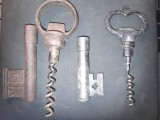 Lot doua tirbusoane vechi vintage tirbuson metal alama marcaj sigla desfacator sticle