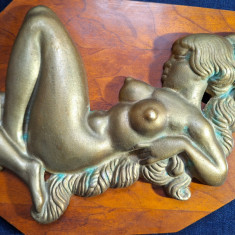 Statueta din bronz femeie nud pe lemn , aplica pentru perete din bronz, 4.7kg