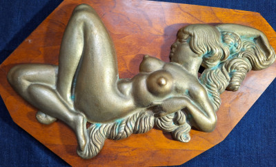 Statueta din bronz femeie nud pe lemn , aplica pentru perete din bronz, 4.7kg foto