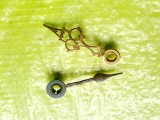 H475-Lot 2 aratatoare pendul vechi unul alama aurita+ unul metal lungime 5 cm.