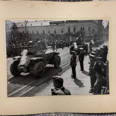 Fotografie cu Miklos Horthy și blindatele armatei machiare - Cluj 1940