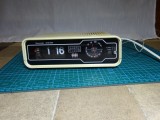 Aparat radio vintage cu ceas flip Heru EC40