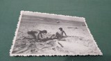 Cumpara ieftin FOTO TIP CARTE POSTALA LA PLAJA IN COMUNISM