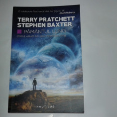 TERRY PRATCHETT \ STEPHEN BAXTER - PAMANTUL LUNG primul volum din serie