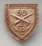 ROMANIA RSR INSIGNA MILITARA 50 ANI CENTRUL DE INSTRUCTIE AA 1938 - 1988 **, Romania de la 1950