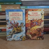 TERRY PRATCHETT - CULOAREA MAGIEI + LUMINA FANTASTICA ( PRIMELE DOUA CARTI DIN SERIA LUMEA DISC ) , 2002 *