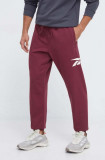 Cumpara ieftin Reebok Classic pantaloni de trening culoarea bordo, cu imprimeu