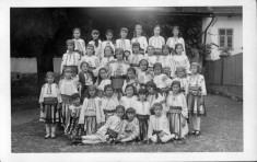 P1825N Copii &icirc;n port popular rom&acirc;nesc, studio Ludovic Kov&aacute;cs, Oravița