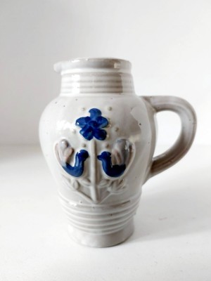 Vaza ulcica ceramica smaltuita, design o floare si doua pasari, cu cioc si torta foto