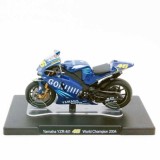 Macheta motocicleta 2004 Yamaha yzr-m1 colectia Valentino Rossi numarul 46 scara 1/18