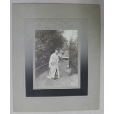 DOAMNA CU EVANTAI , IN GRADINA , FOTOGRAFIE , INCEPUTUL SEC. XX