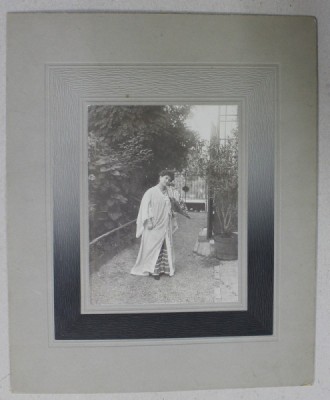 DOAMNA CU EVANTAI , IN GRADINA , FOTOGRAFIE , INCEPUTUL SEC. XX foto