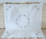 Fata de masa Vintage din bumbac cu broderie mecanica cu flori- ALB