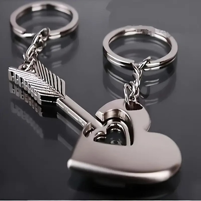 Set 2 brelocuri cu inima si sageata lui Cupidon , model cuplu care se completeaza