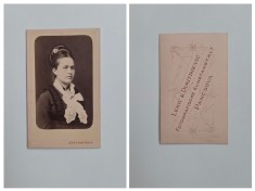 Fotografie de colectie CDV Atelier Lekic &amp; Dimitrievic, Doamna eleganta, Panciova, Pancsova (Banatul Sarbesc), Serbia, Austro-Ungaria, ca. 1860-1865