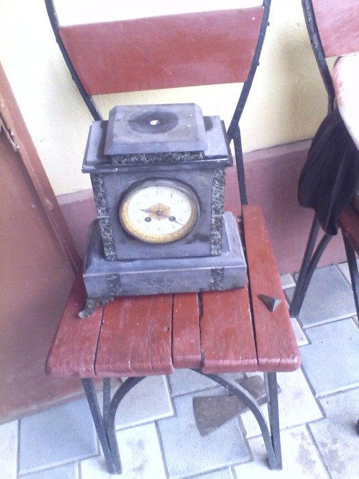 Vechi Ceas de Semineu confectionat din Marmura neagra