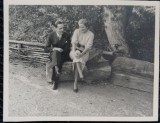 Fotografie, Doi tineri indragostiti, la munte, stand pe un bustean, anii 40