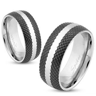 Inel din oțel cu suprafață neagră cu model cu zăbrele, fășie &icirc;n culoare argintie, 6 mm - Marime inel: 49