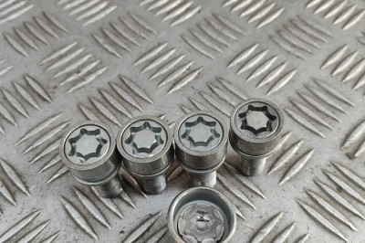 Set prezon antifurt AUDI Q4 Sportback F4N 2024 OEM: 4F0698139B | 31967449 foto
