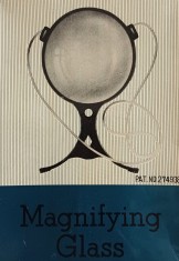 CY - O inedita vechiuta lupa gigant (D: 11 cm), din plastic dur, pentru citit &amp; cusut / H: 20 cm 260 g / in cutia originala, din carton tare / Stare!