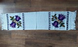 Stergar vechi taranesc, tindeu de perete, Maramures, cusut de mana pe etamina in punct kilim / chilim, decor cu flori mov, ciucuri impletiti de mana
