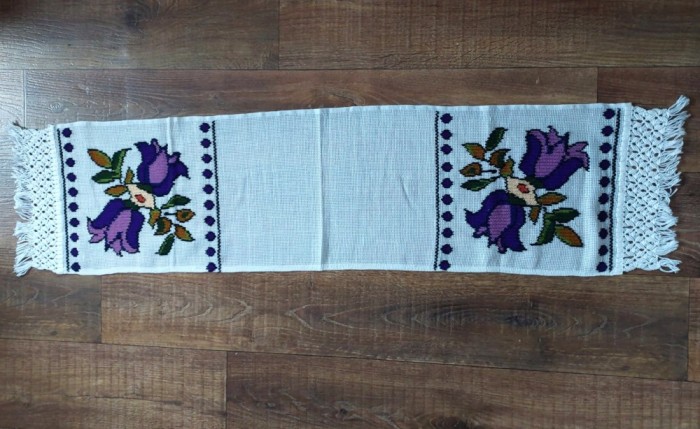 Stergar vechi taranesc, tindeu de perete, Maramures, cusut de mana pe etamina in punct kilim / chilim, decor cu flori mov, ciucuri impletiti de mana