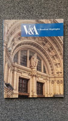 VICTORIA AND ALBERT MUSEUM. A hundred highlights foto