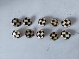 # Lot 10 nasturi plastic, email alb-negru-auriu, model sah, 2cm diametru