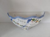 Vas ceramic &quot;buzunar de perete&quot; in forma de scoica, pictat manual, decorat frumos cu albastru si flori, 30x17.5x12cm