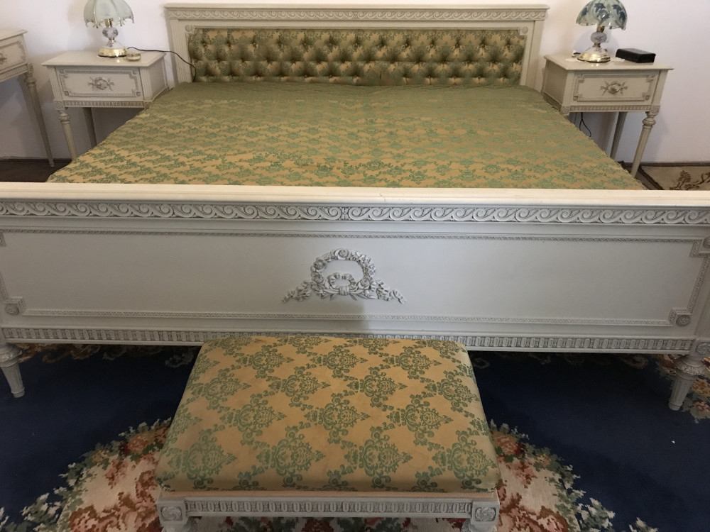 Dormitor Ludovic al 16 alb : pat, 2 noptiere, oglinda, taburet, 2 scaune |  arhiva Okazii.ro
