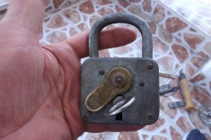 Lacat vechi.