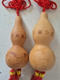 Pereche 2 amulete traditionale chinezesti din dovleac Wu Lou natural gravat manual si noduri norocoase / pentru noroc