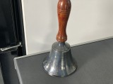 Inedit clopot vechi din metal cromat și m&acirc;ner din lemn masiv lăcuit,sunet cristalin ,de colecție/decor.