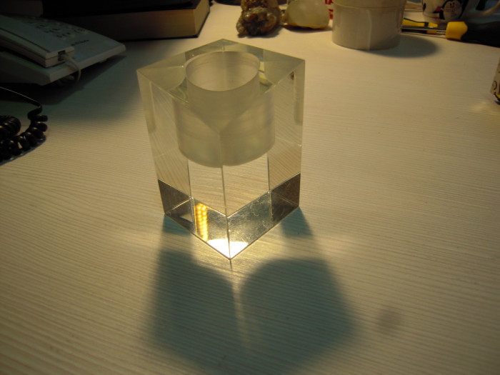 Prisma din sticla optica prelucrata cu aspect decorativ, H=10cm, baza 5.7x5.7cm