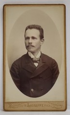 FOTOGRAF H. LAGRIFFE FILS , PARIS , BARBAT IN MEDALION , FOTOGRAFIE C.D.V. , SFARSIT DE SEC. XIX foto