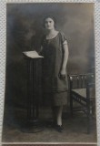 Fotografie tip Carte postala, Femeie cu o carte, perioada interbelica
