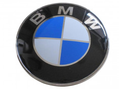 Emblema auto Originala BMW cod 51148132375 Seria 3, Seria 5, Seria 7, X5, X6, capota originala cu diametru de 82 mm Kft Auto foto