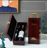 Cumpara ieftin Caset? de Lux pentru o Sticl? de Vin &ndash; Set Complet cu Accesorii Enologice