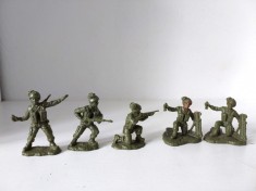 Lot 5 figurine soldati plastic , cca 6cm, vechi, vintage foto