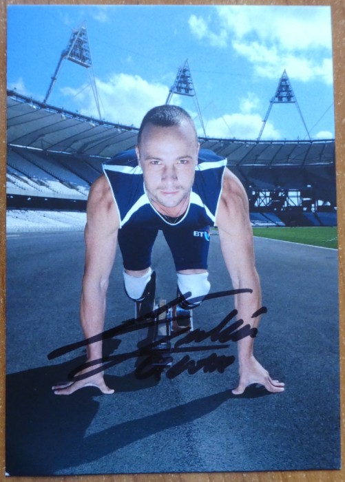 Autograf pe fotografie al dublului campion mondial paralimpic la atletism in 2005, Oscar Pistorius