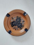 Scrumiera ceramica facuta manual, vintage, decorata cu flori, 16cm diametru x 2.5cm inaltime