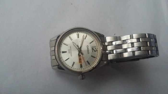 CEAS CASIO WATER RESIST 50 M , DE DAMA ,NU STIU DACA FUNCTIONEAZA .