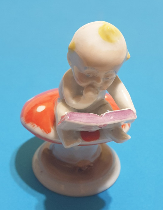 Miniatura din ceramica - portelan Bebe calare pe ciupercuta