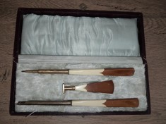 SET CALIGRAFIE VECHI DIN BACHELITA SI ALAMA- TOC VECHI- CREION MECANIC VECHI- SIGILIU VECHI- SET PENTRU SCRIS