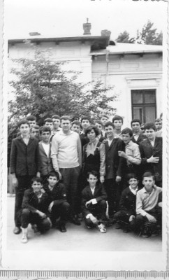 bnk foto Ploiesti - elevi in fata Scolii nr 9 str Rares Voda - 1973 foto