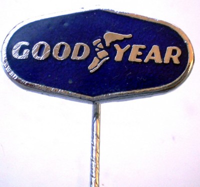 II.083 INSIGNA STICKPIN AUTO GOODYEAR email foto