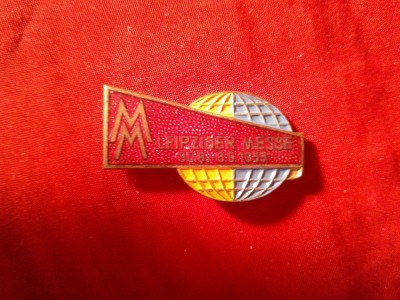 Insigna DDR 1959 - Targul Leipzig de toamna , metal si email , L=3,7cm foto